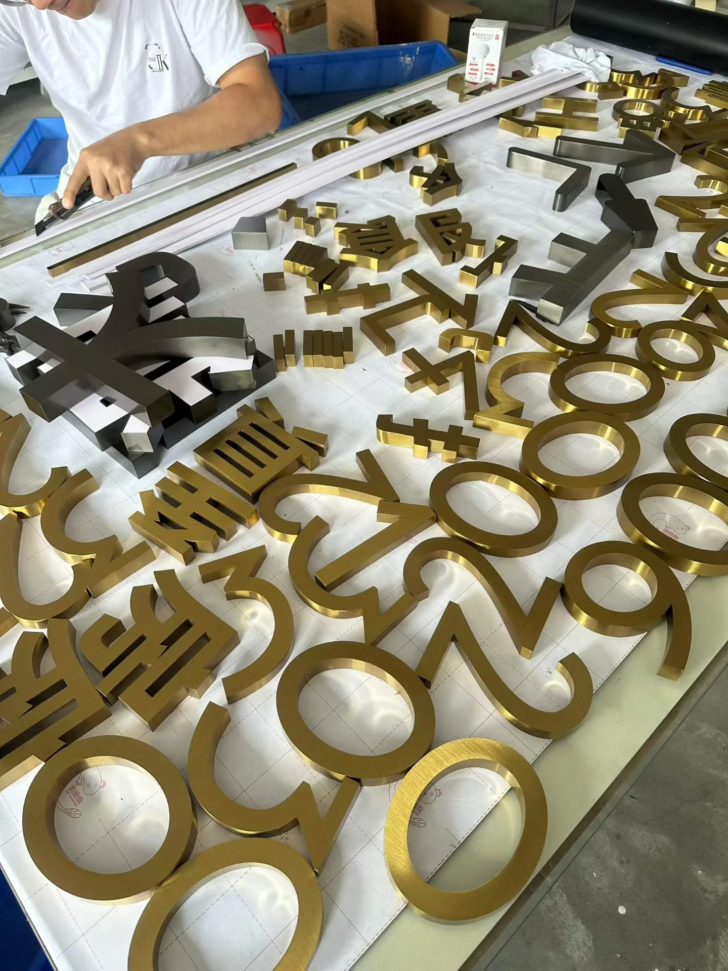 批量導視金屬字實拍 2