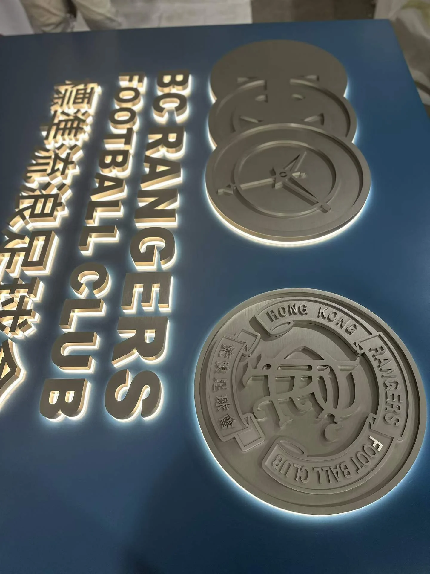 不鏽鋼精工背發光字形象牆實拍 3